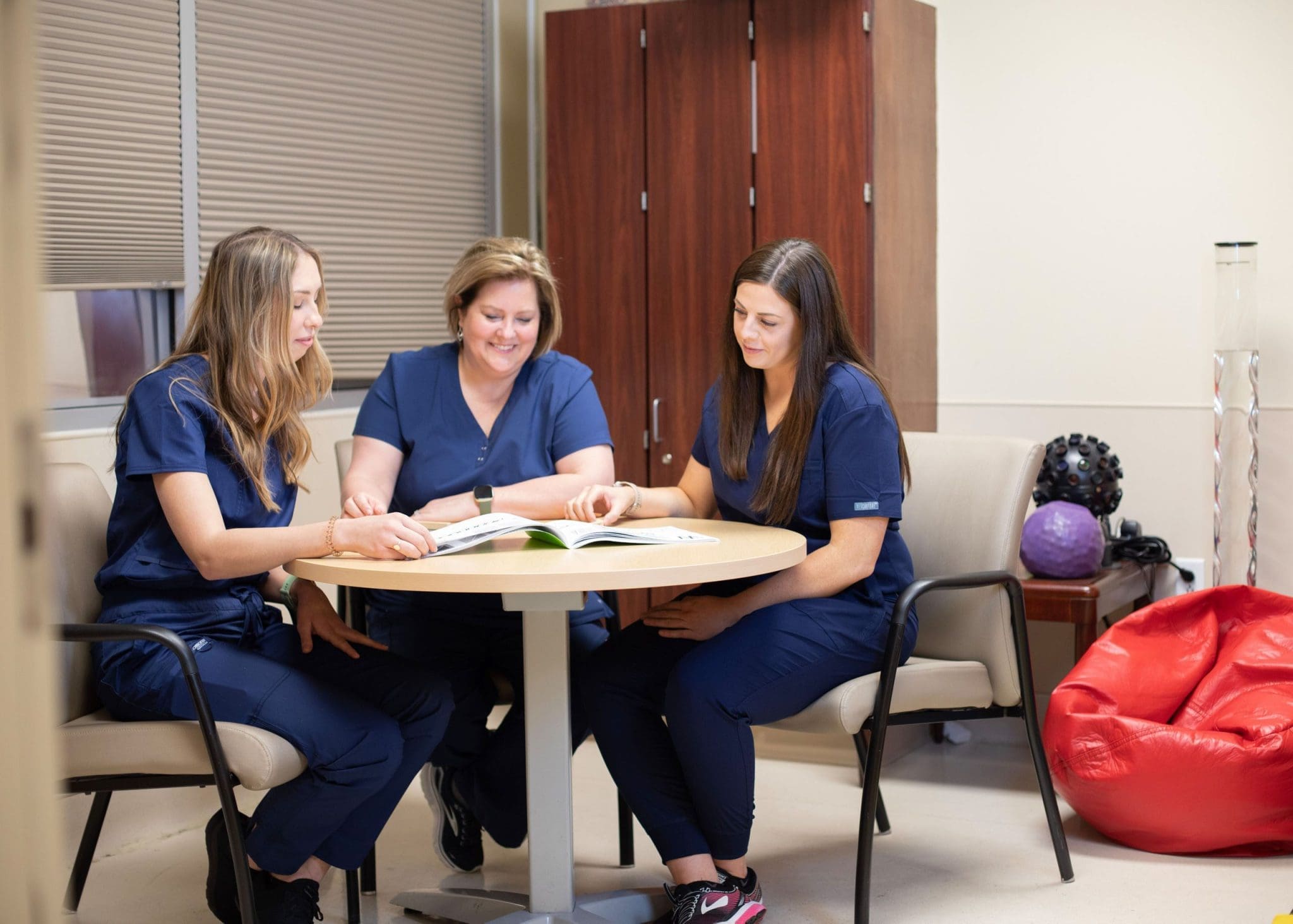 Speech therapist collaborates with interdisciplinary healthcare professionals, sharing specialized tools and techniques to support effective communication for individuals with Autism Spectrum Disorder (ASD), Down Syndrome, and other intellectual and developmental disabilities (IDD).